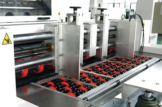 Máy cắt khuôn hộp sóng hoàn toàn tự động có tước