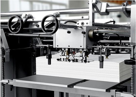 180-350gsm Bảng vuông đáy mua sắm túi giấy hình máy với lỗ tay cầm