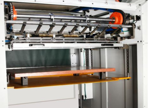 Máy cắt và tạo nếp nhăn tự động