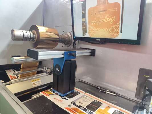 Máy dán nhãn giấy rượu vang Digital Roll Custom Sticker Varnishing Foil